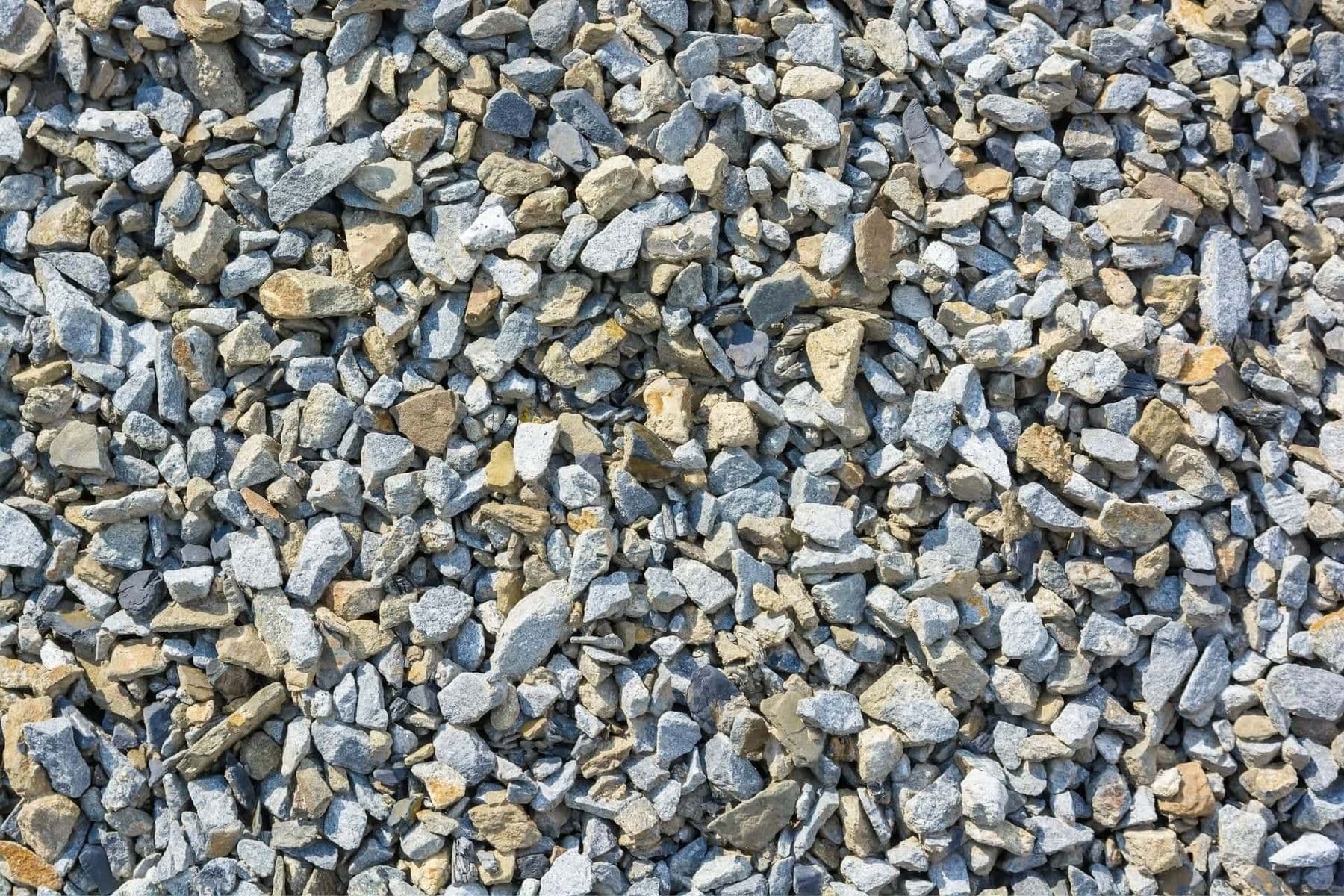Zbliżenie kruszywa drogowego, grys łamany o zróżnicowanej frakcji